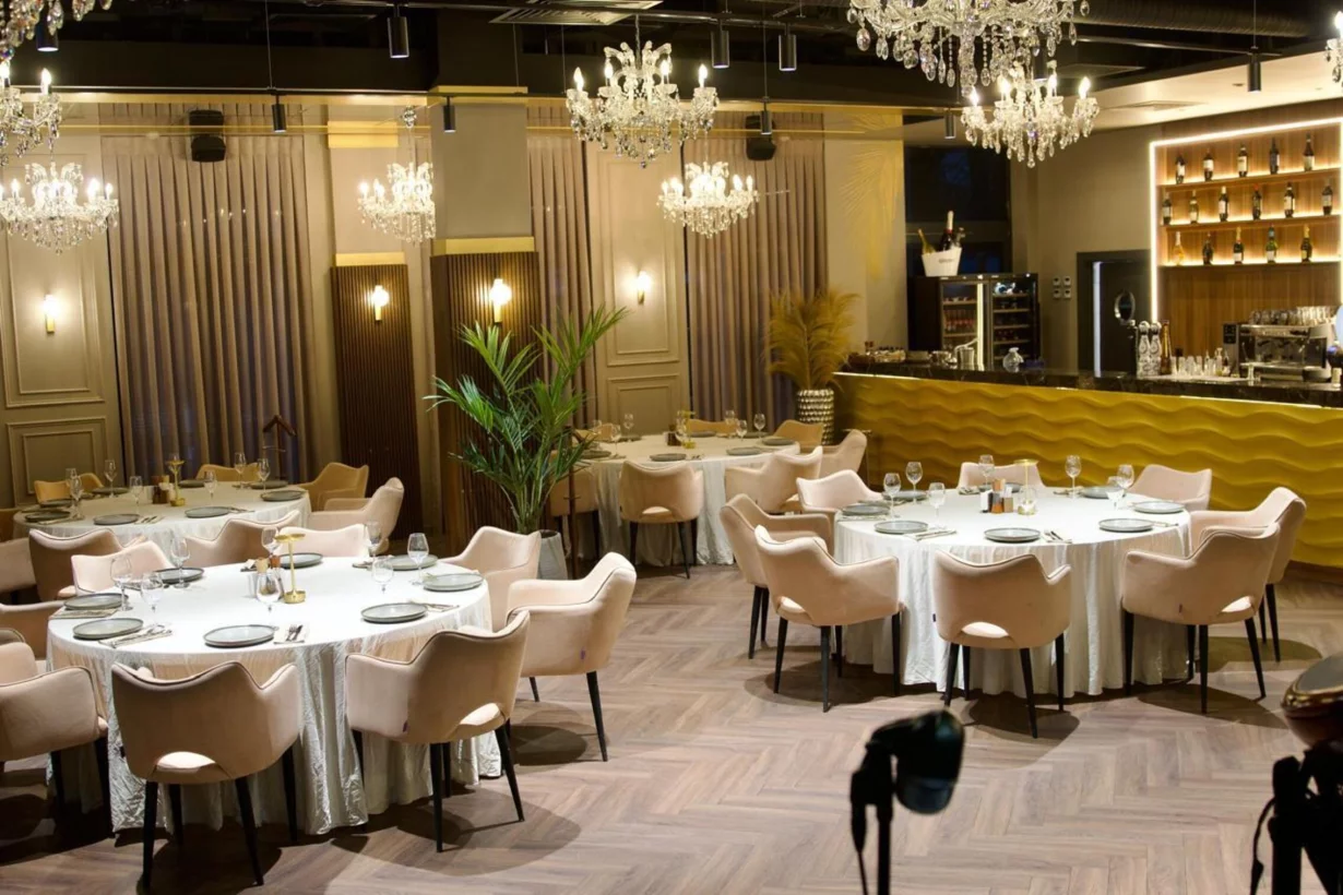 Интерьер/Экстерьер/Банкетная зона/Бар/Стол для двоих/Вход/Главный зал/Lounge зона ресторан The Villa фото