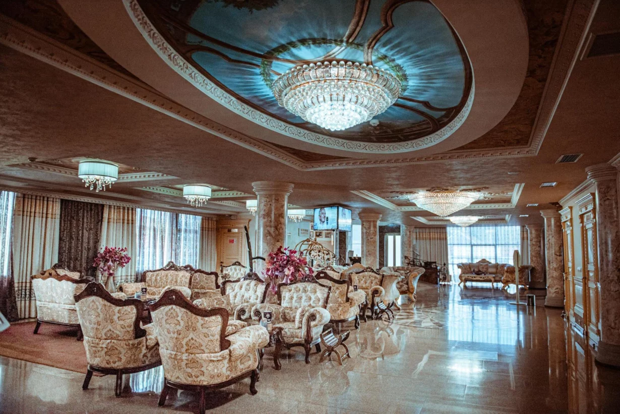 Интерьер/Экстерьер/Банкетная зона/Бар/Стол для двоих/Вход/Главный зал/Lounge зона банкетный зал Amici Grand Hotel фото