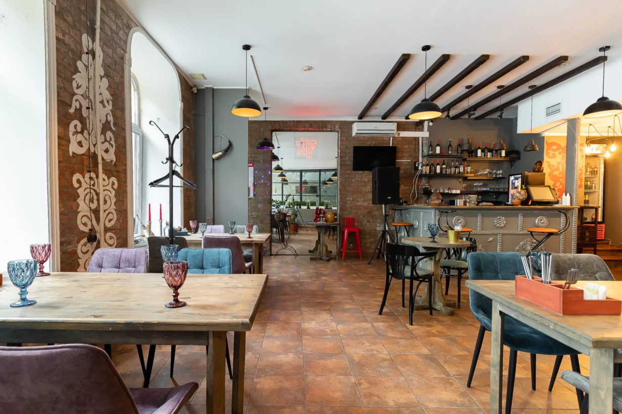 Интерьер/Экстерьер/Банкетная зона/Бар/Стол для двоих/Вход/Главный зал/Lounge зона кафе Бабило фото