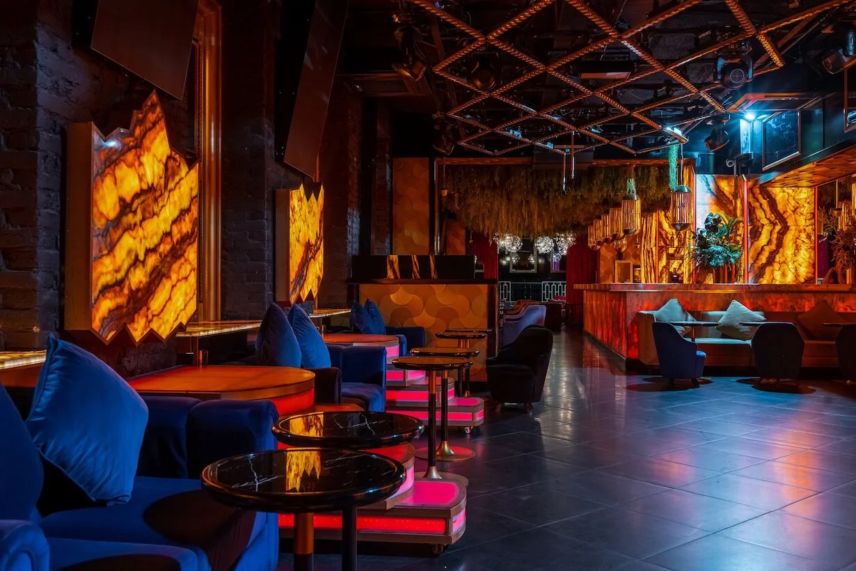 Интерьер/Экстерьер/Банкетная зона/Бар/Стол для двоих/Вход/Главный зал/Lounge зона клуб Project фото