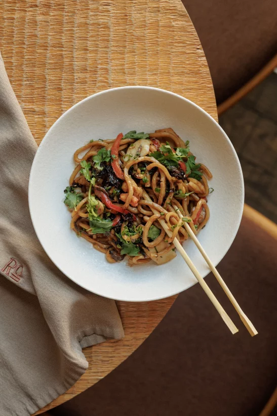 Интерьер/Экстерьер/Банкетная зона/Бар/Стол для двоих/Вход/Главный зал/Lounge зона ресторан Ro фото