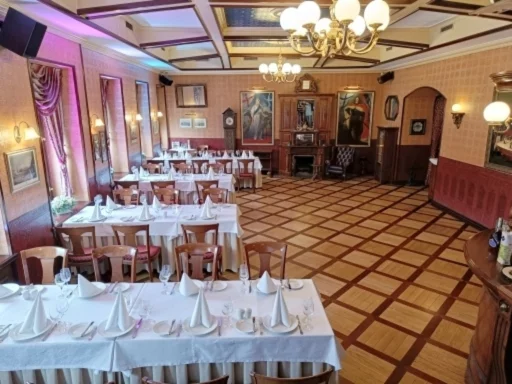 Интерьер/Экстерьер/Банкетная зона/Бар/Стол для двоих/Вход/Главный зал/Lounge зона ресторан Альбион Диккенс фото