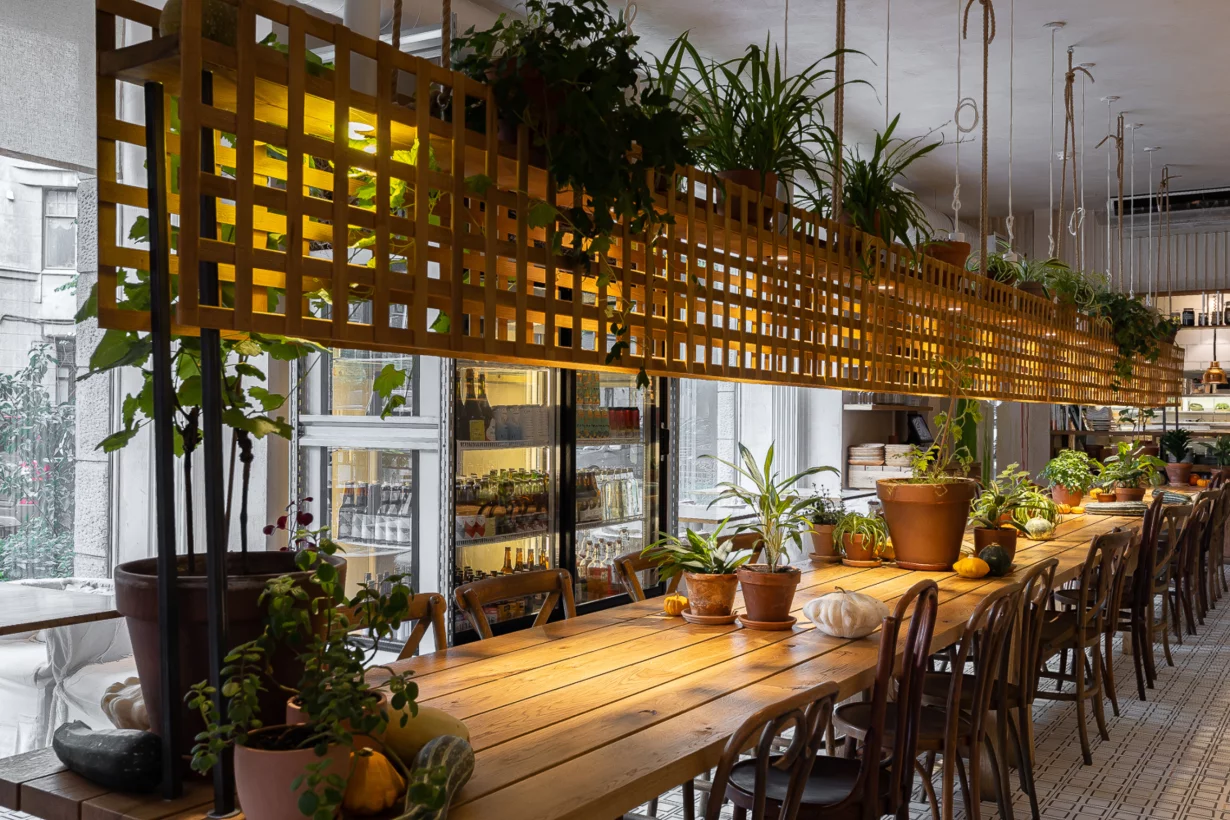 Интерьер/Экстерьер/Банкетная зона/Бар/Стол для двоих/Вход/Главный зал/Lounge зона ресторан Animals фото