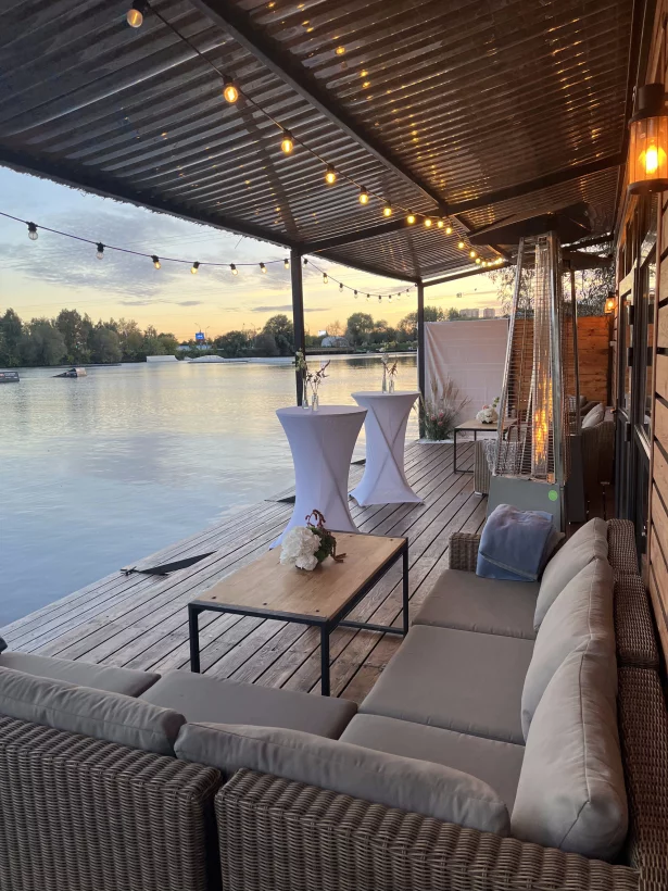 Интерьер/Экстерьер/Банкетная зона/Бар/Стол для двоих/Вход/Главный зал/Lounge зона ресторан Берег фото