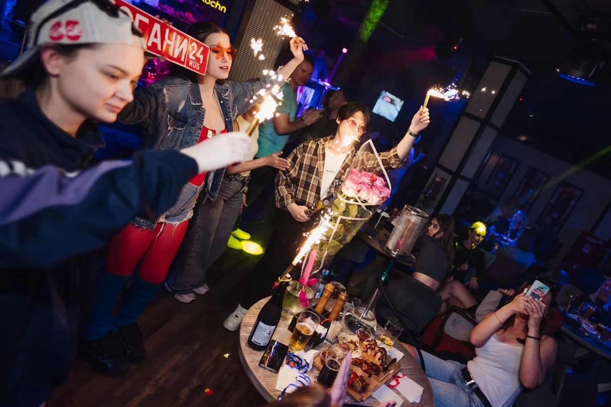 Интерьер/Экстерьер/Банкетная зона/Бар/Стол для двоих/Вход/Главный зал/Lounge зона бар Но это не точно фото