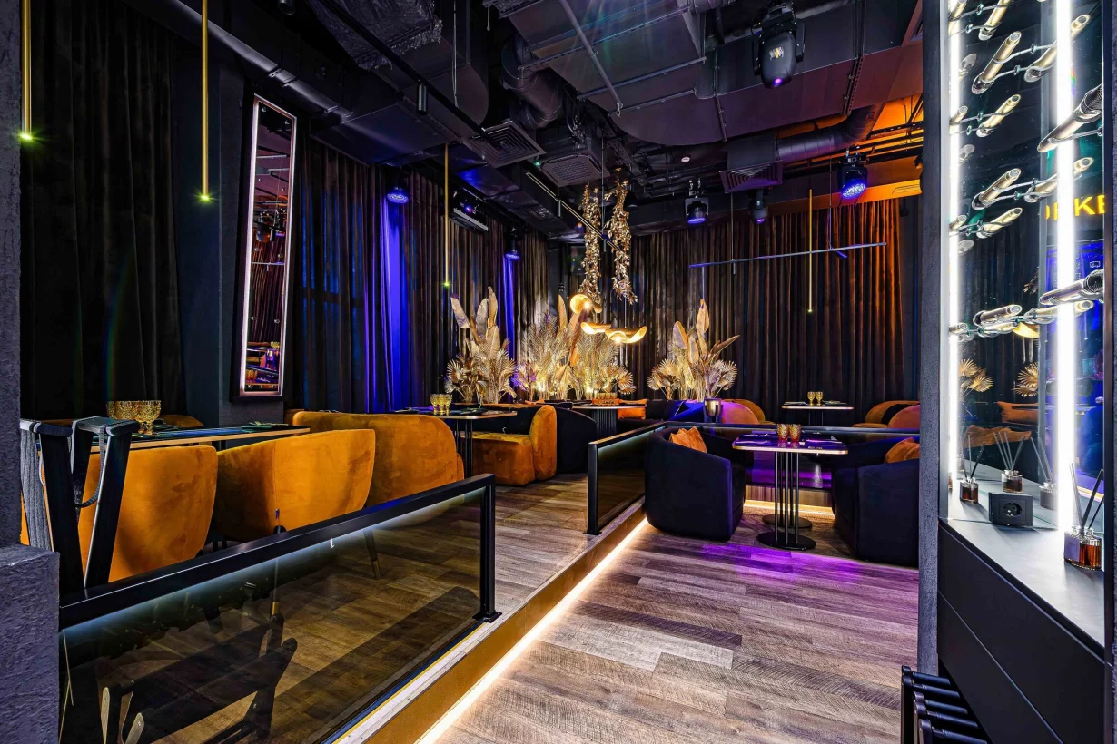 Интерьер/Экстерьер/Банкетная зона/Бар/Стол для двоих/Вход/Главный зал/Lounge зона караоке-клуб Tunes фото