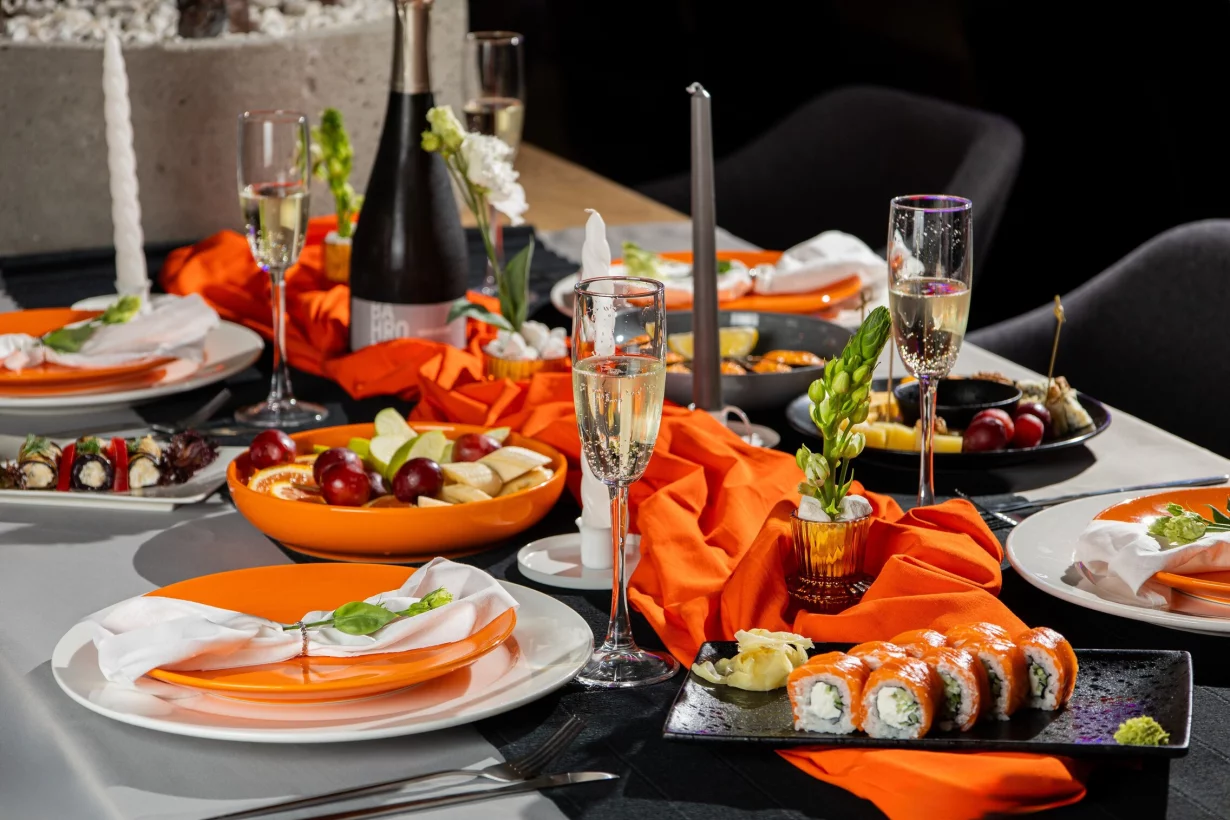 Интерьер/Экстерьер/Банкетная зона/Бар/Стол для двоих/Вход/Главный зал/Lounge зона ресторан Токио-City фото