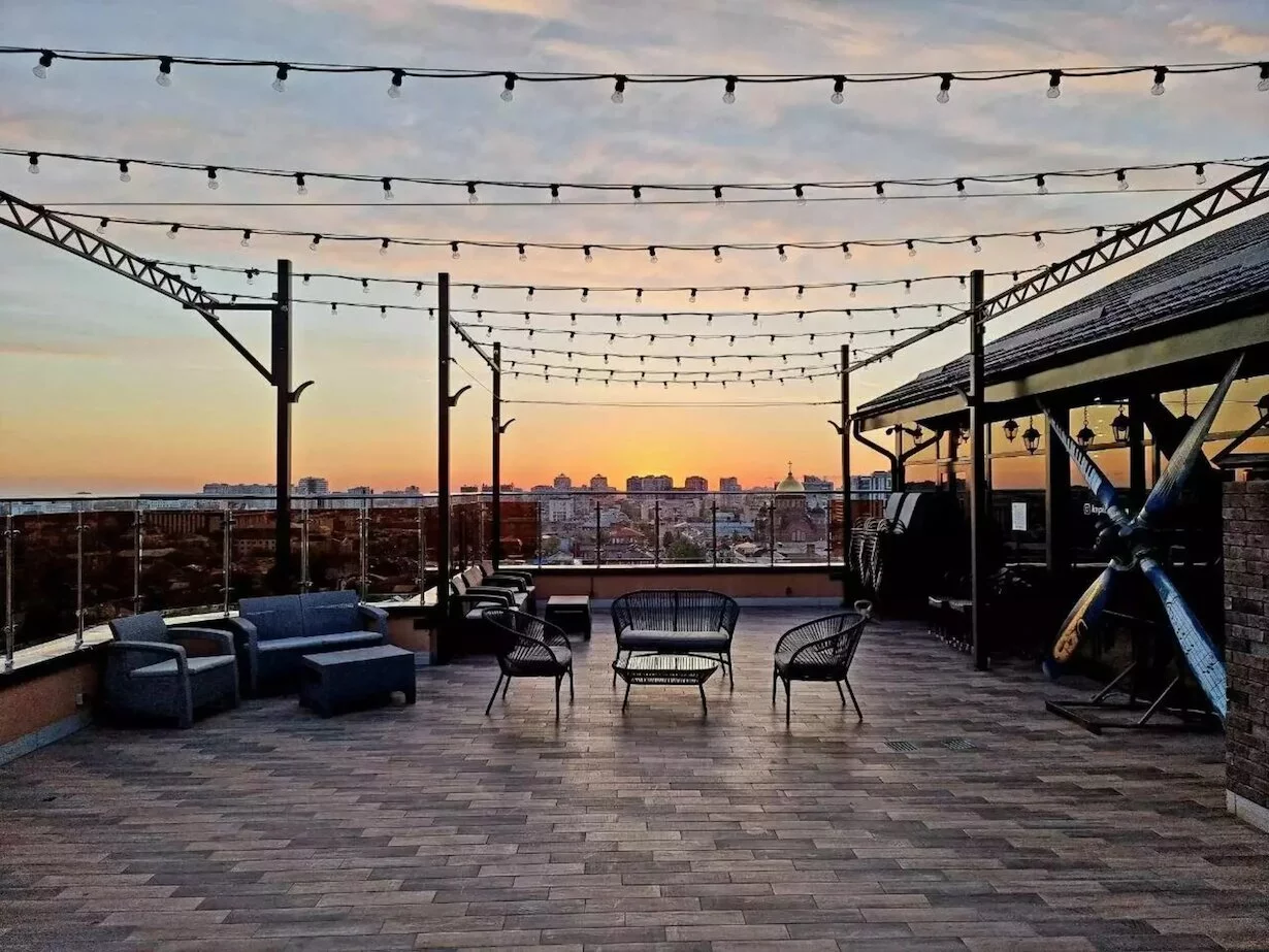 Интерьер/Экстерьер/Банкетная зона/Бар/Стол для двоих/Вход/Главный зал/Lounge зона банкетный зал Капитан неба фото