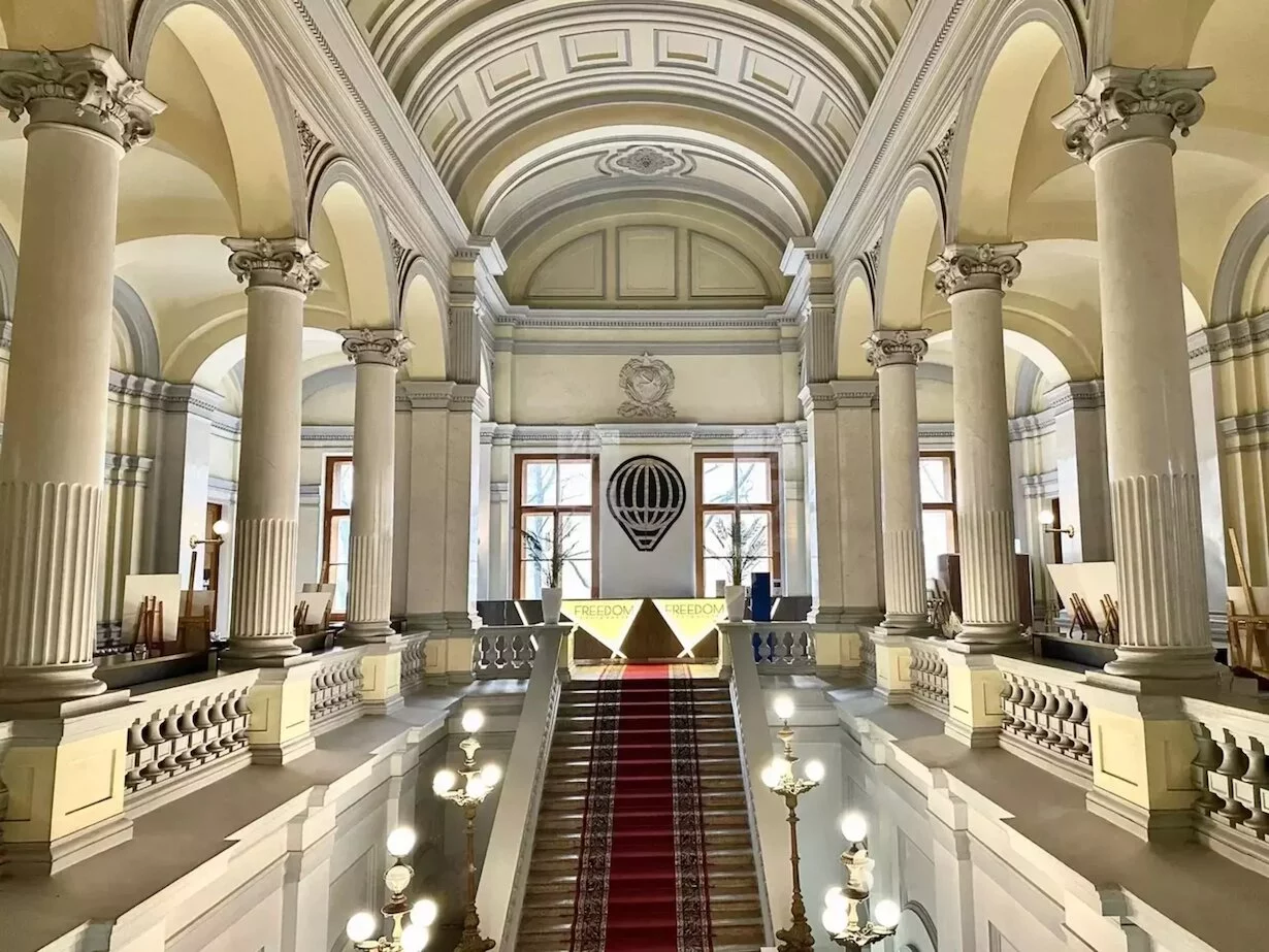 Интерьер/Экстерьер/Банкетная зона/Бар/Стол для двоих/Вход/Главный зал/Lounge зона банкетный зал Freedom фото