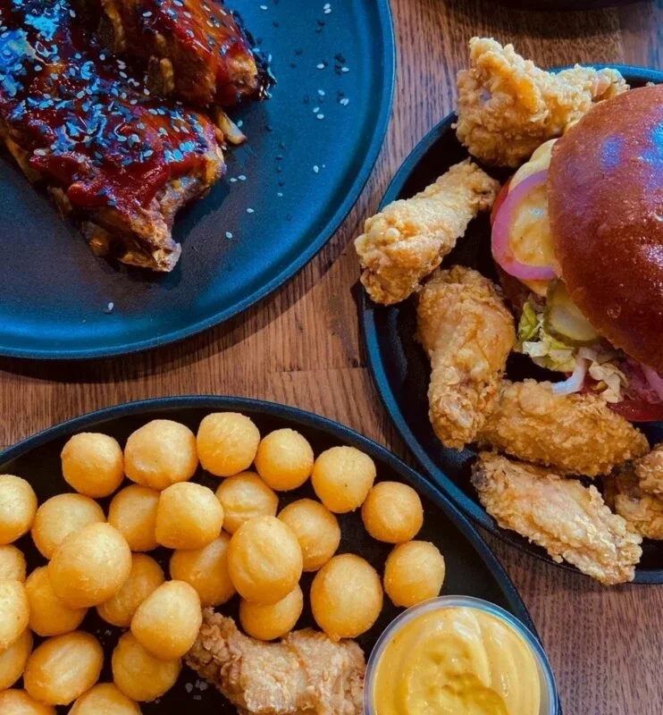 Интерьер/Экстерьер/Банкетная зона/Бар/Стол для двоих/Вход/Главный зал/Lounge зона фастфуд Кур Крыло фото