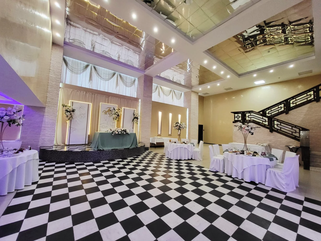 Интерьер/Экстерьер/Банкетная зона/Бар/Стол для двоих/Вход/Главный зал/Lounge зона кафе Яшма фото