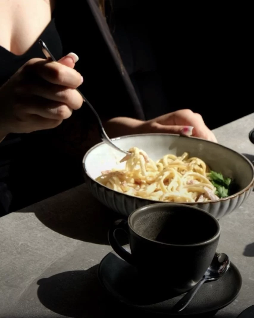 Интерьер/Экстерьер/Банкетная зона/Бар/Стол для двоих/Вход/Главный зал/Lounge зона кафе Сковородка фото