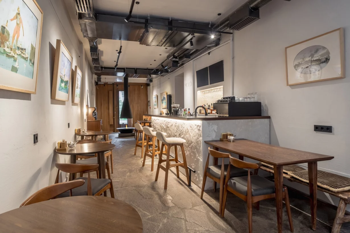 Интерьер/Экстерьер/Банкетная зона/Бар/Стол для двоих/Вход/Главный зал/Lounge зона бар Molo фото