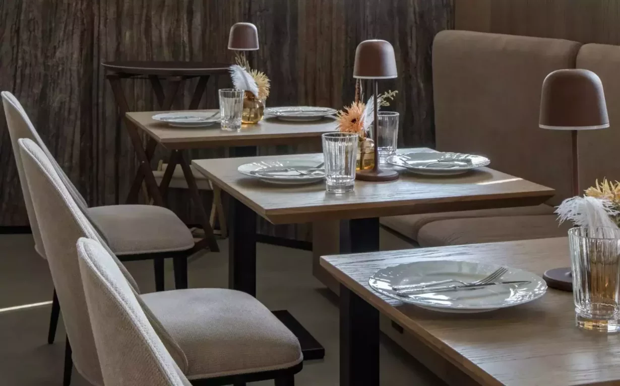 Интерьер/Экстерьер/Банкетная зона/Бар/Стол для двоих/Вход/Главный зал/Lounge зона ресторан Гимназистка фото