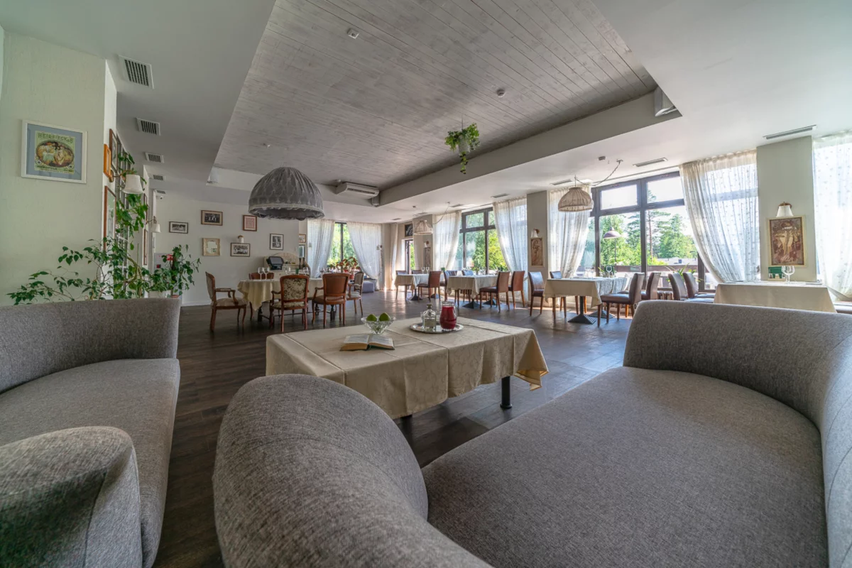 Малый белый зал Stroganoff Bar & Grill