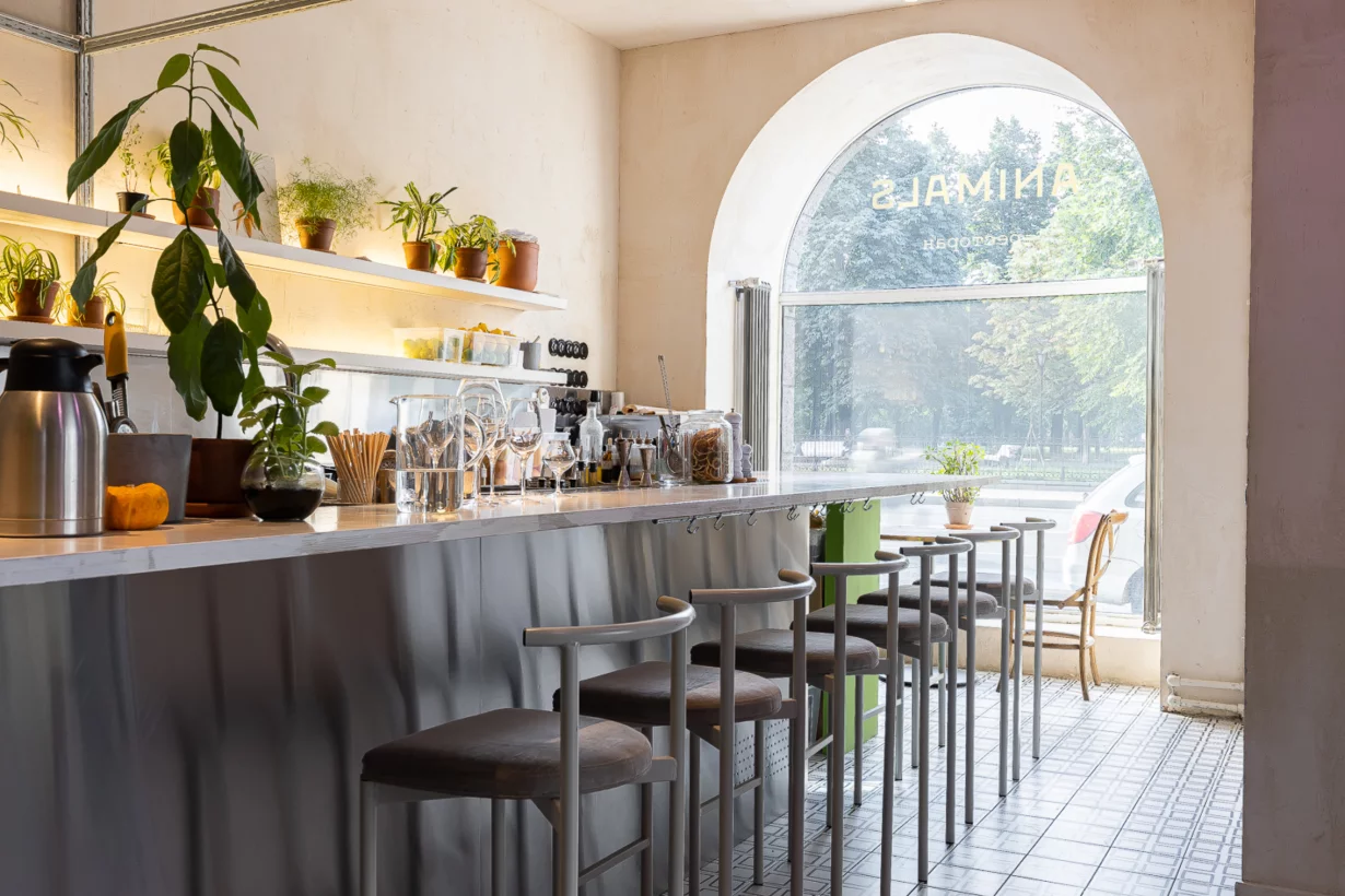 Интерьер/Экстерьер/Банкетная зона/Бар/Стол для двоих/Вход/Главный зал/Lounge зона ресторан Animals фото