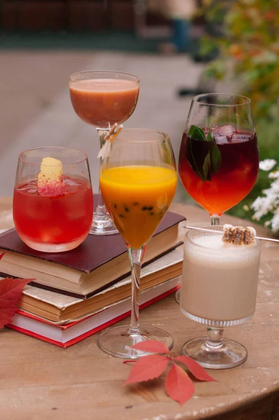 Интерьер/Экстерьер/Банкетная зона/Бар/Стол для двоих/Вход/Главный зал/Lounge зона ресторан Teplo фото