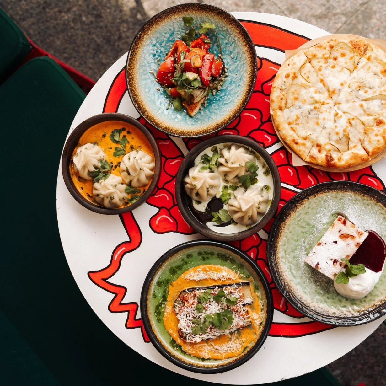 Интерьер/Экстерьер/Банкетная зона/Бар/Стол для двоих/Вход/Главный зал/Lounge зона рюмочная Мама Тата фото