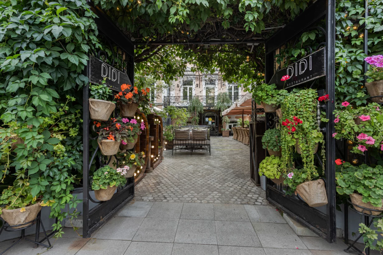 Интерьер/Экстерьер/Банкетная зона/Бар/Стол для двоих/Вход/Главный зал/Lounge зона ресторан DiDi фото