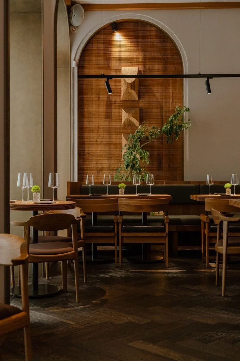 Интерьер/Экстерьер/Банкетная зона/Бар/Стол для двоих/Вход/Главный зал/Lounge зона ресторан Ro фото