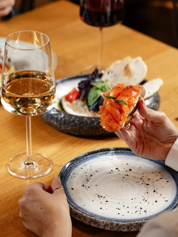 Интерьер/Экстерьер/Банкетная зона/Бар/Стол для двоих/Вход/Главный зал/Lounge зона ресторан Milli фото