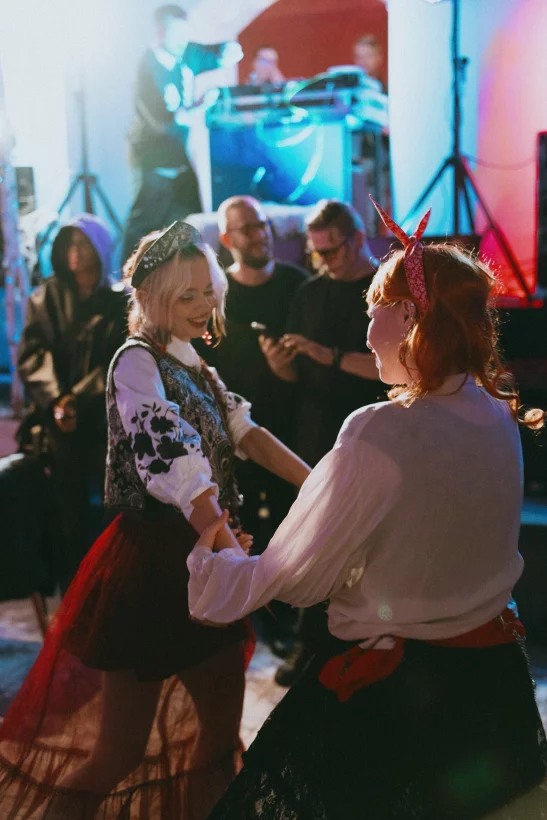 Интерьер/Экстерьер/Банкетная зона/Бар/Стол для двоих/Вход/Главный зал/Lounge зона бар Люди в синем фото