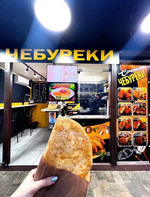 Интерьер/Экстерьер/Банкетная зона/Бар/Стол для двоих/Вход/Главный зал/Lounge зона кафе Сочные чебуреки фото
