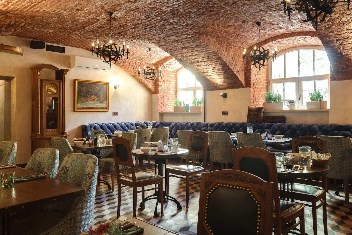 Интерьер/Экстерьер/Банкетная зона/Бар/Стол для двоих/Вход/Главный зал/Lounge зона ресторан Кладовая фото