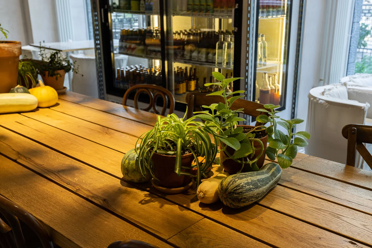 Интерьер/Экстерьер/Банкетная зона/Бар/Стол для двоих/Вход/Главный зал/Lounge зона ресторан Animals фото