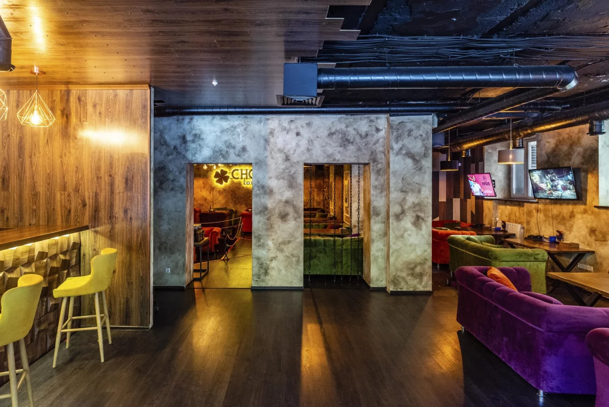 Интерьер/Экстерьер/Банкетная зона/Бар/Стол для двоих/Вход/Главный зал/Lounge зона лаунж Chorse Lounge фото