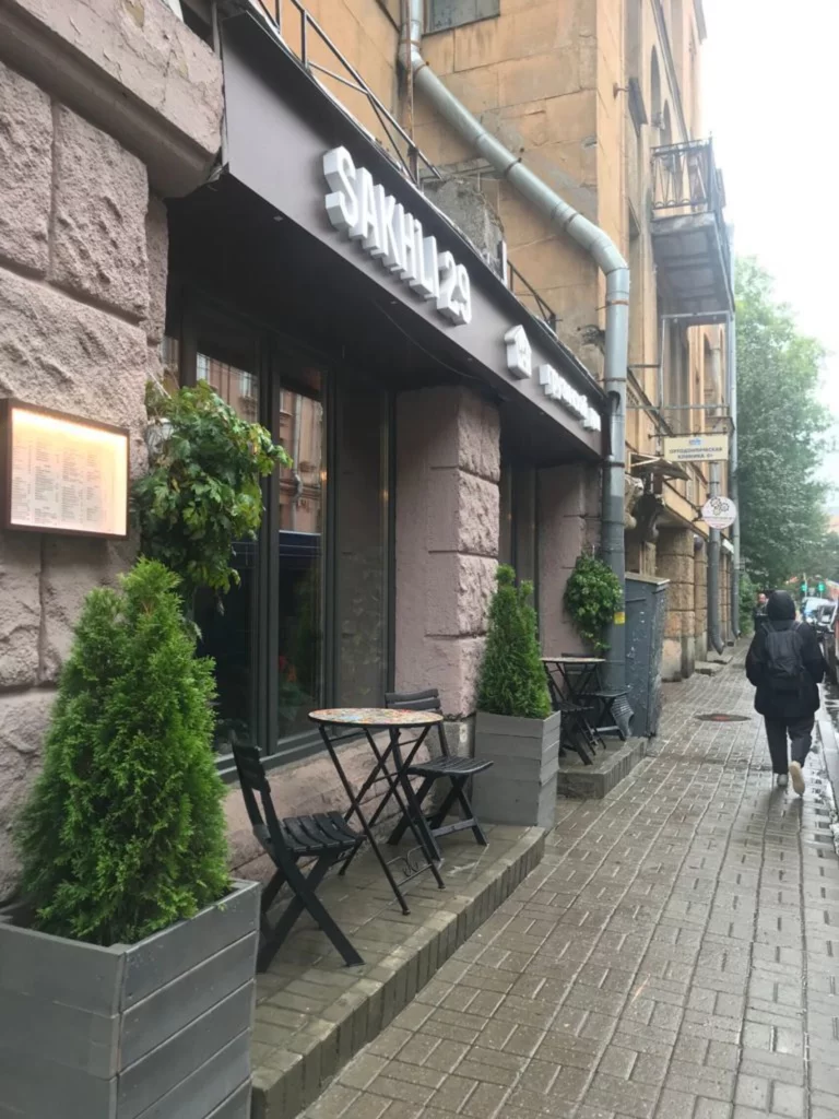 Интерьер/Экстерьер/Банкетная зона/Бар/Стол для двоих/Вход/Главный зал/Lounge зона кафе Sakhli29 фото