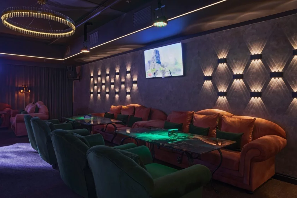 Интерьер/Экстерьер/Банкетная зона/Бар/Стол для двоих/Вход/Главный зал/Lounge зона караоке-клуб Мариус фото