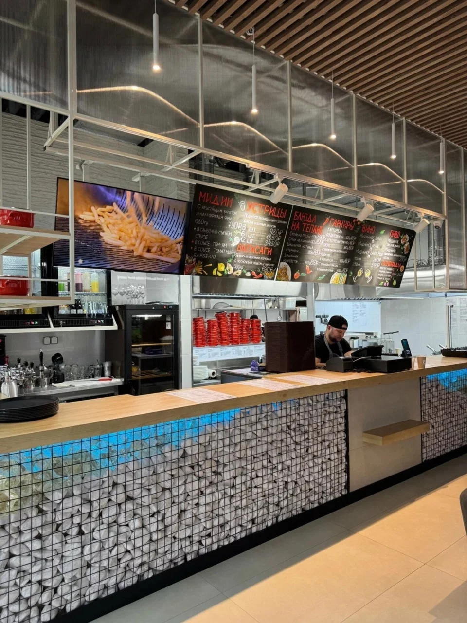 Интерьер/Экстерьер/Банкетная зона/Бар/Стол для двоих/Вход/Главный зал/Lounge зона кафе Мидийное место фото