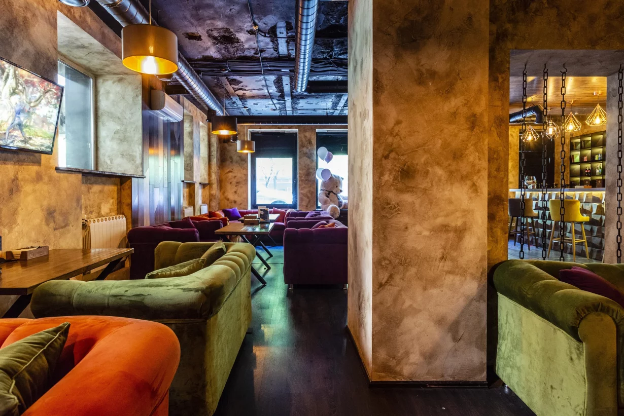 Интерьер/Экстерьер/Банкетная зона/Бар/Стол для двоих/Вход/Главный зал/Lounge зона лаунж Chorse Lounge фото