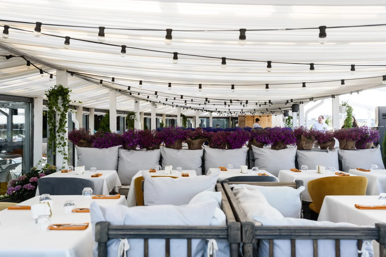 Интерьер/Экстерьер/Банкетная зона/Бар/Стол для двоих/Вход/Главный зал/Lounge зона ресторан Паруса на крыше фото