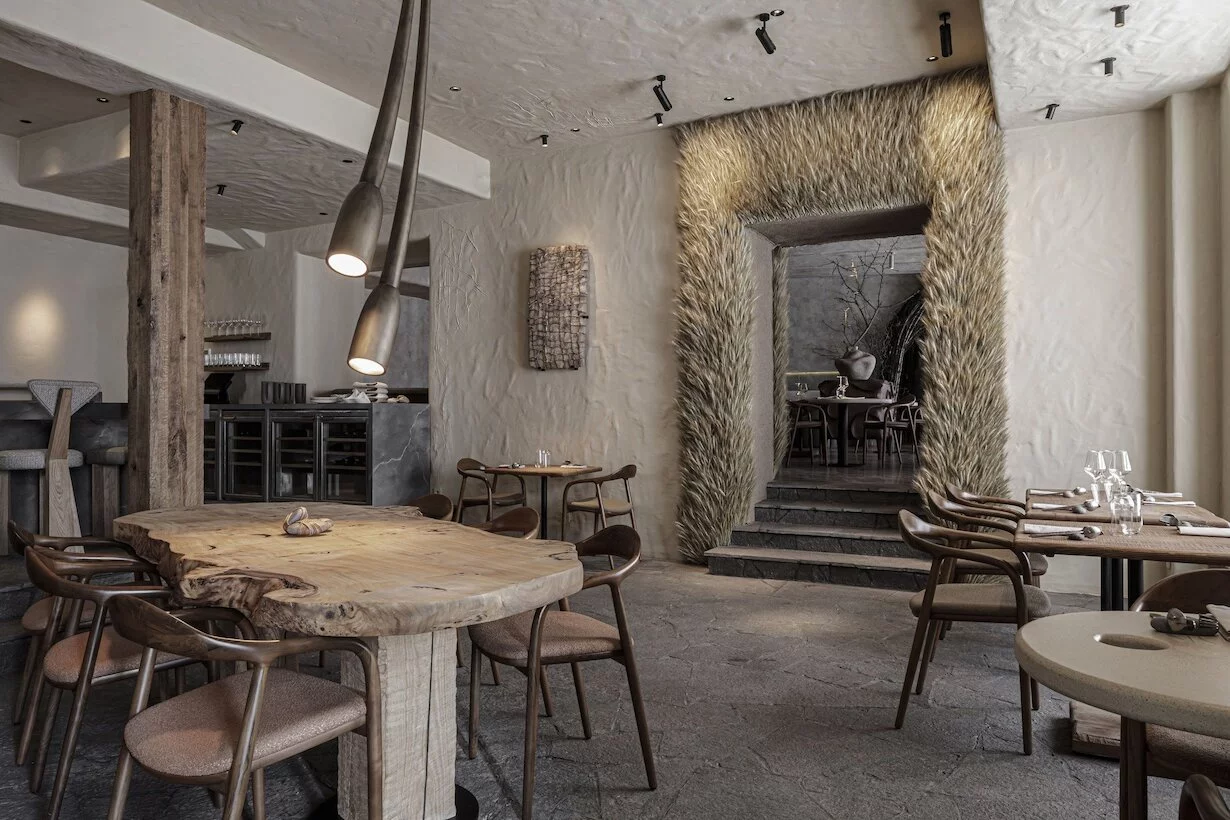 Основной зал Айна