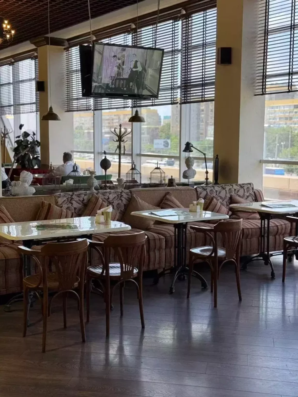 Интерьер/Экстерьер/Банкетная зона/Бар/Стол для двоих/Вход/Главный зал/Lounge зона кофейня Любокофе фото