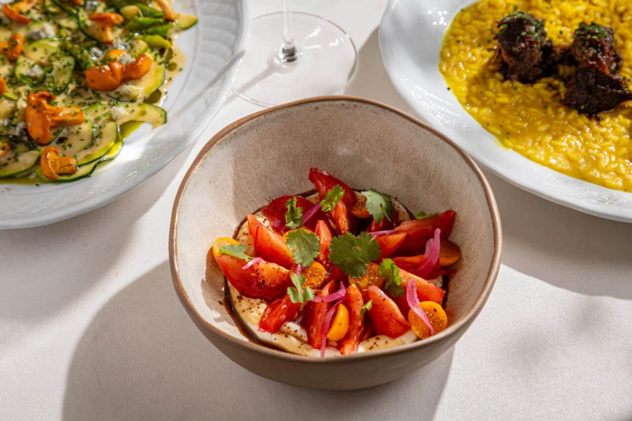 Интерьер/Экстерьер/Банкетная зона/Бар/Стол для двоих/Вход/Главный зал/Lounge зона ресторан Kale Bistro&Bar фото