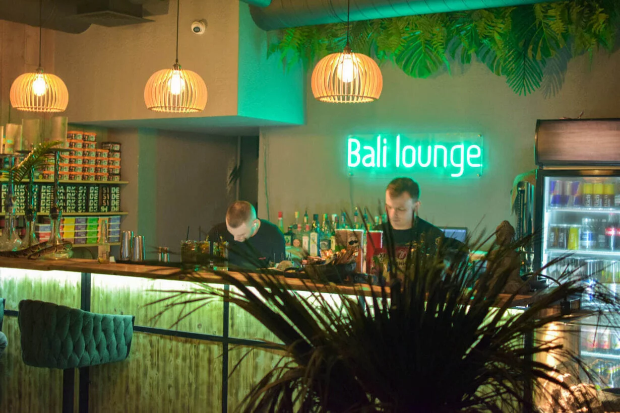 Интерьер/Экстерьер/Банкетная зона/Бар/Стол для двоих/Вход/Главный зал/Lounge зона кальянная Bali Lounge фото