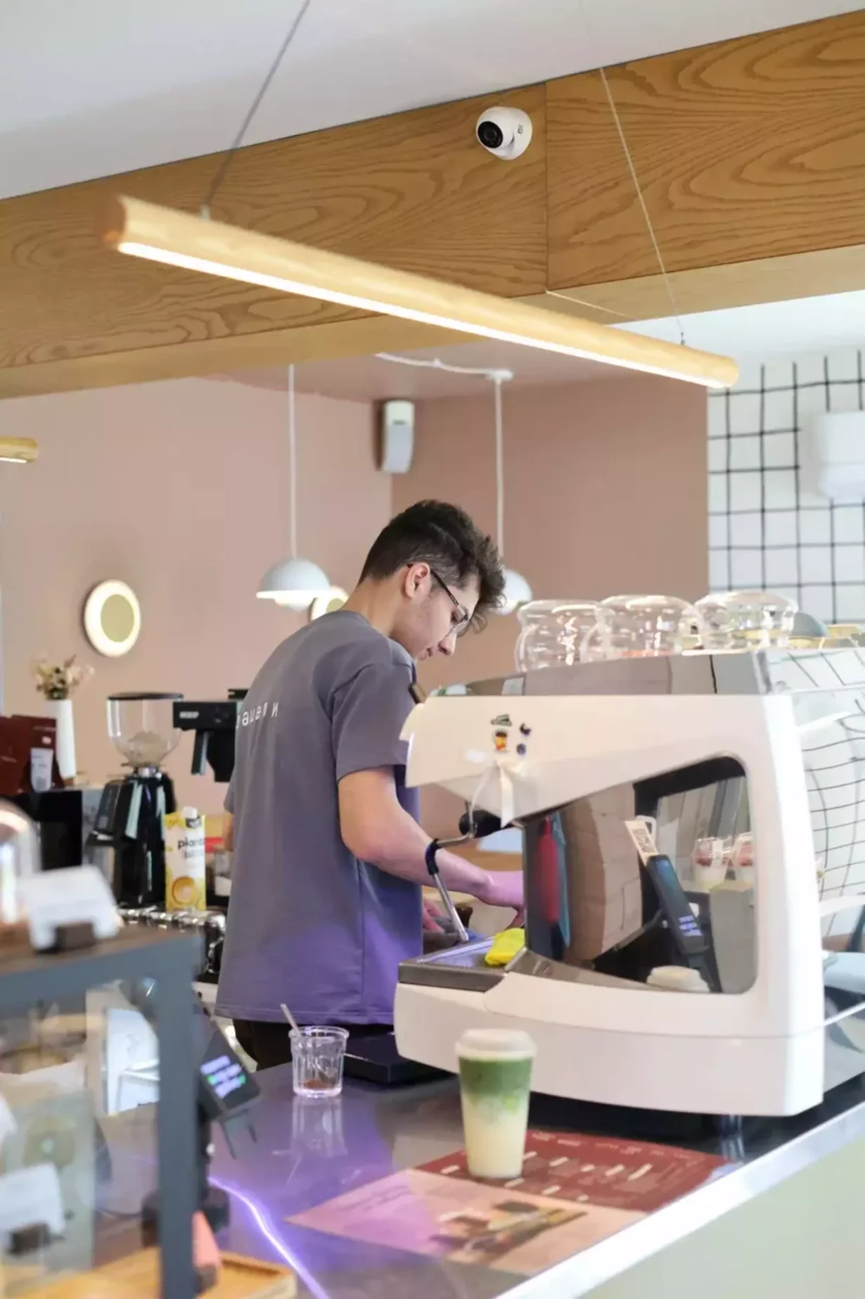 Интерьер/Экстерьер/Банкетная зона/Бар/Стол для двоих/Вход/Главный зал/Lounge зона кофейня Зацепи Кофе фото