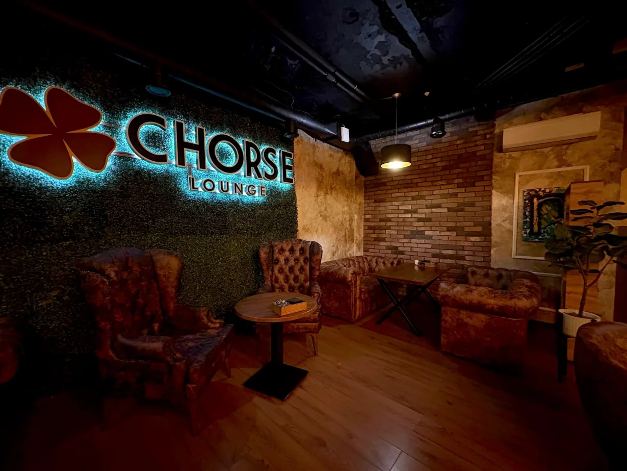 Интерьер/Экстерьер/Банкетная зона/Бар/Стол для двоих/Вход/Главный зал/Lounge зона лаунж Chorse Lounge фото