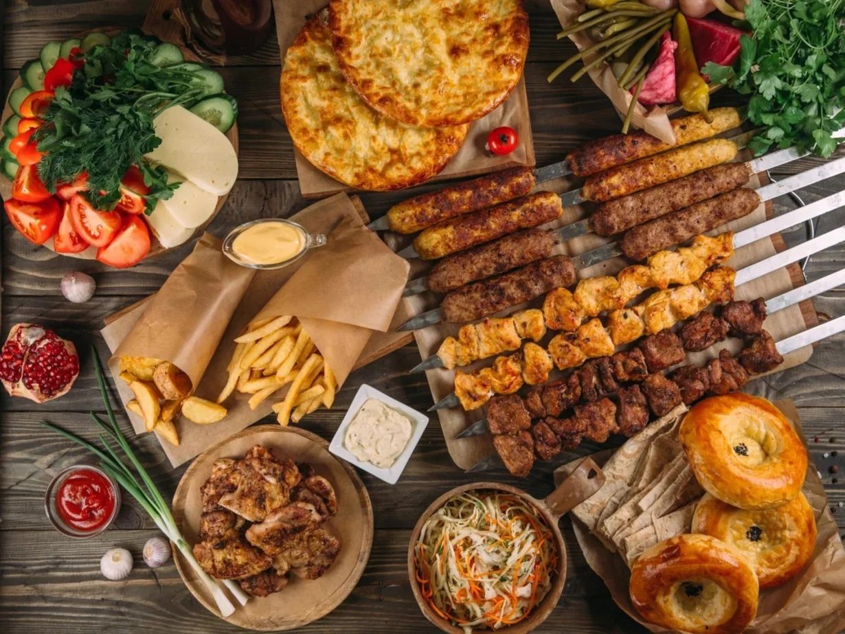 Интерьер/Экстерьер/Банкетная зона/Бар/Стол для двоих/Вход/Главный зал/Lounge зона служба доставки Шашлык Хитс фото