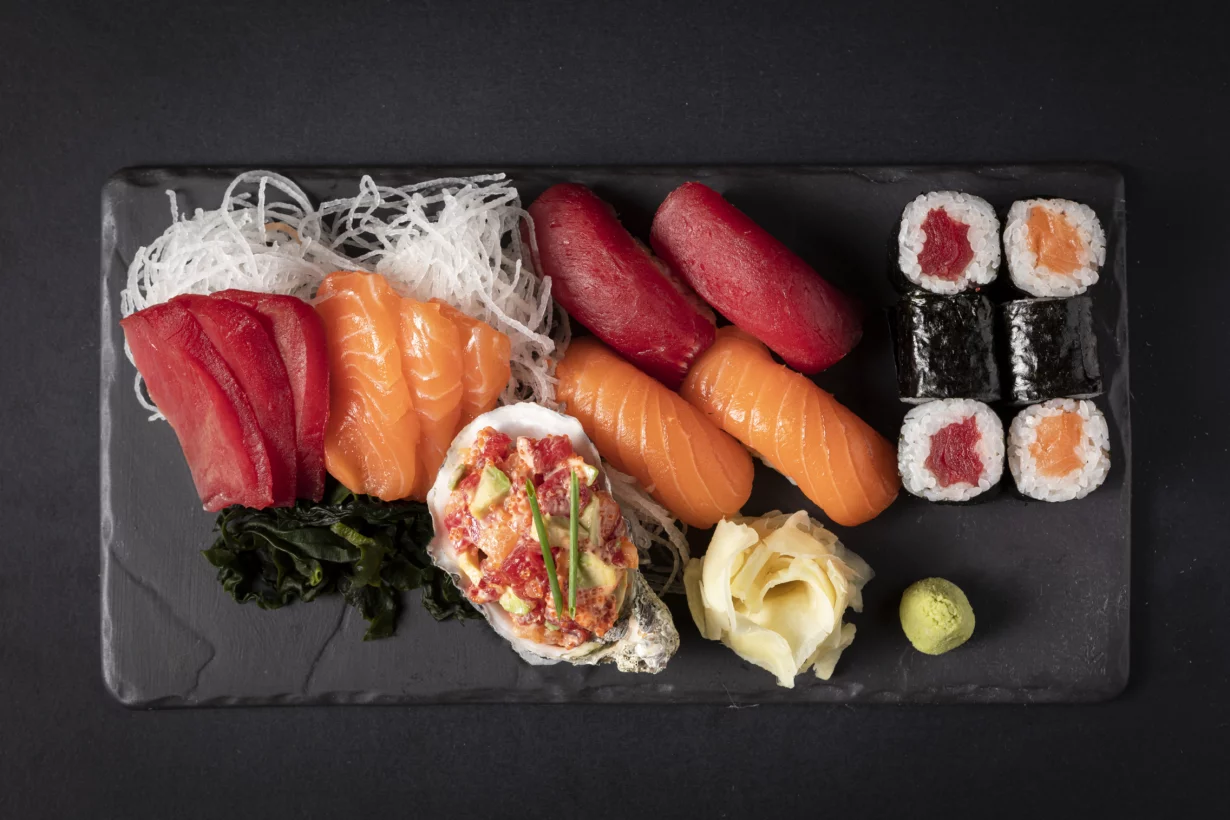 Интерьер/Экстерьер/Банкетная зона/Бар/Стол для двоих/Вход/Главный зал/Lounge зона ресторан Такэ фото