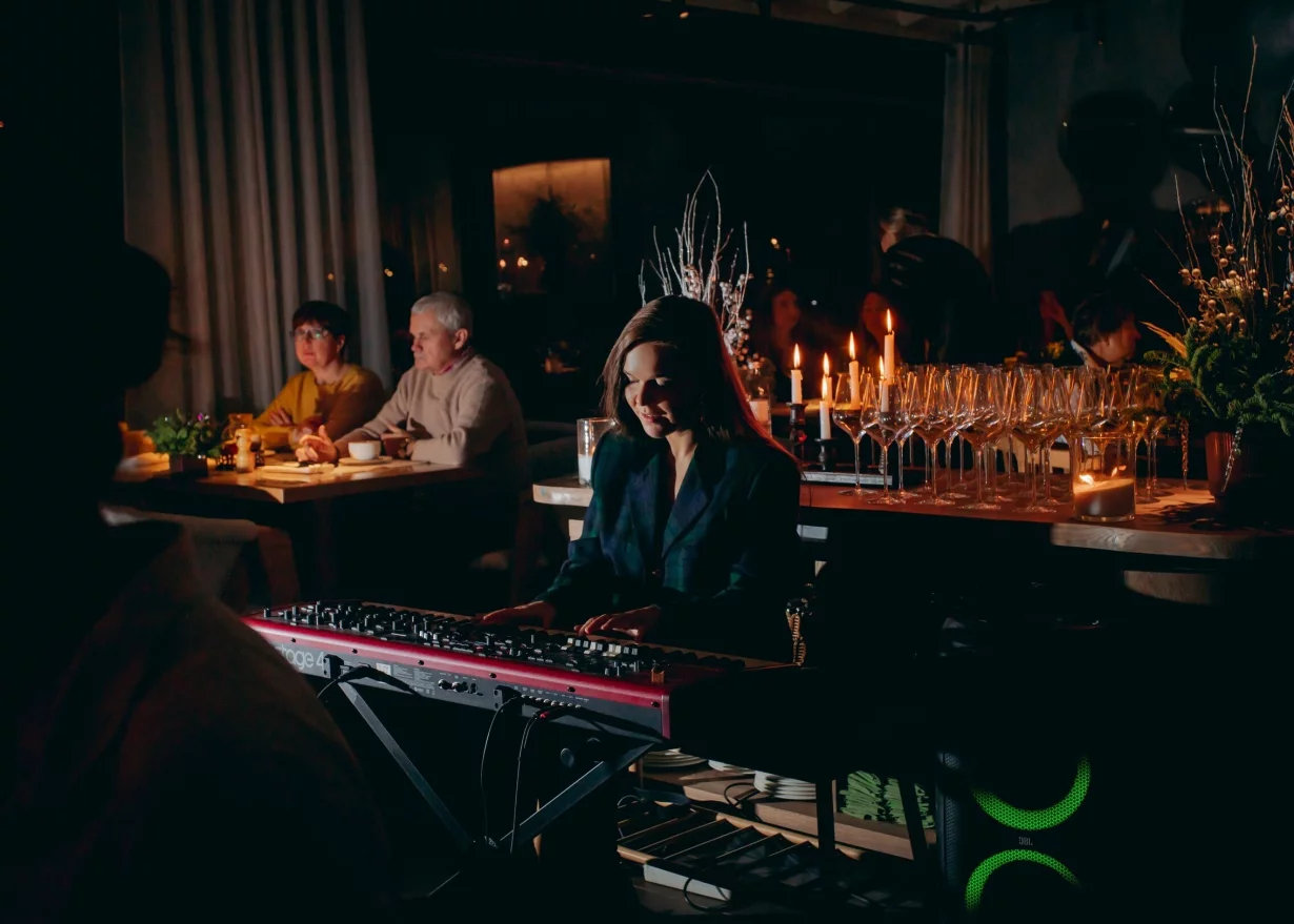 Интерьер/Экстерьер/Банкетная зона/Бар/Стол для двоих/Вход/Главный зал/Lounge зона ресторан Берег фото