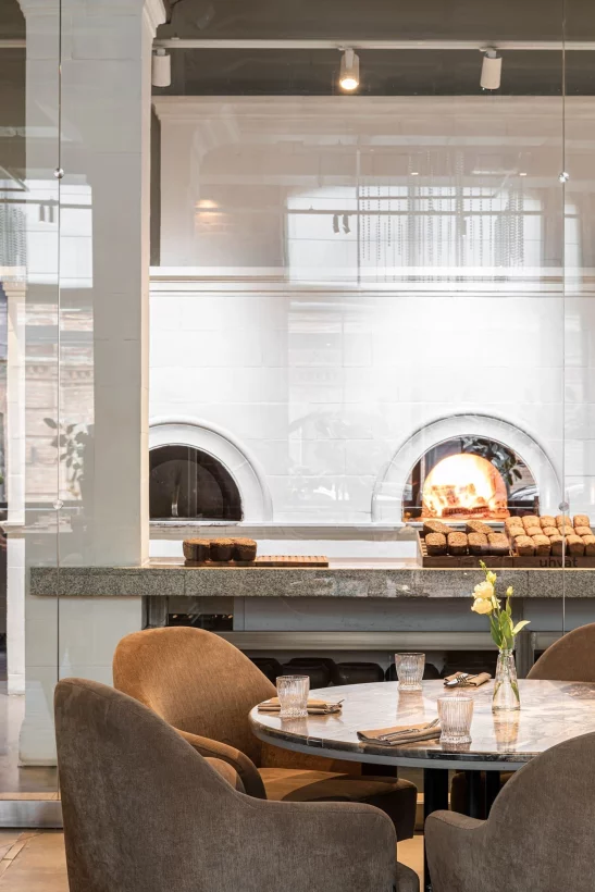 Интерьер/Экстерьер/Банкетная зона/Бар/Стол для двоих/Вход/Главный зал/Lounge зона ресторан Uhvat фото