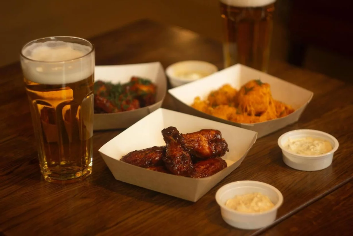 Интерьер/Экстерьер/Банкетная зона/Бар/Стол для двоих/Вход/Главный зал/Lounge зона бар Beer & Fries фото