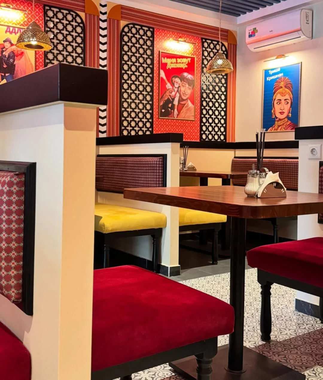 Интерьер/Экстерьер/Банкетная зона/Бар/Стол для двоих/Вход/Главный зал/Lounge зона кафе Curry India фото