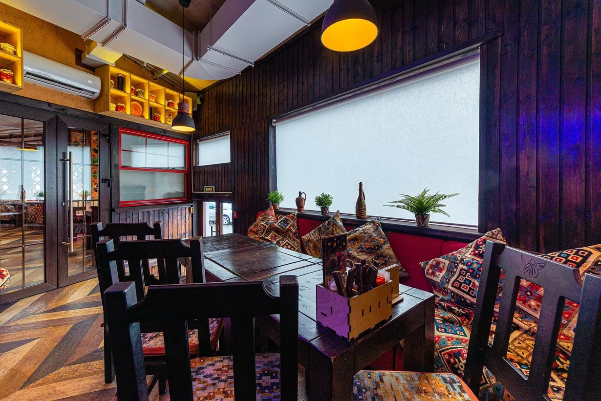 Интерьер/Экстерьер/Банкетная зона/Бар/Стол для двоих/Вход/Главный зал/Lounge зона ресторан ПхалиХинкали фото