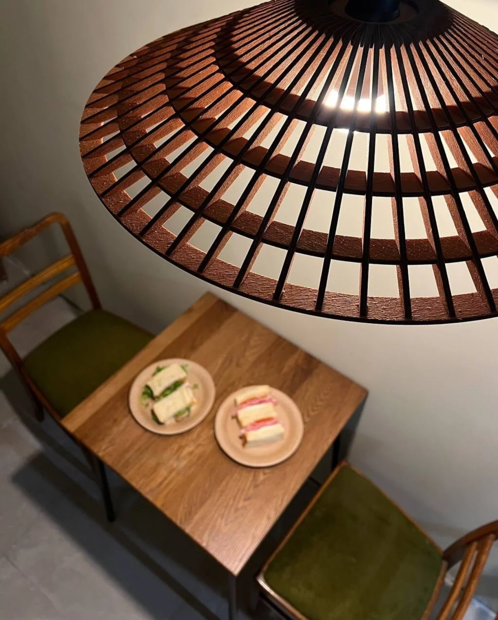 Интерьер/Экстерьер/Банкетная зона/Бар/Стол для двоих/Вход/Главный зал/Lounge зона кафе Кусацу фото