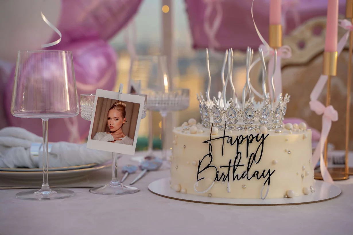 Интерьер/Экстерьер/Банкетная зона/Бар/Стол для двоих/Вход/Главный зал/Lounge зона лофт One Love фото